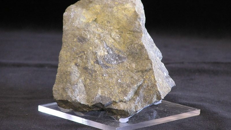 Kalkopirit+pirit+magnetit